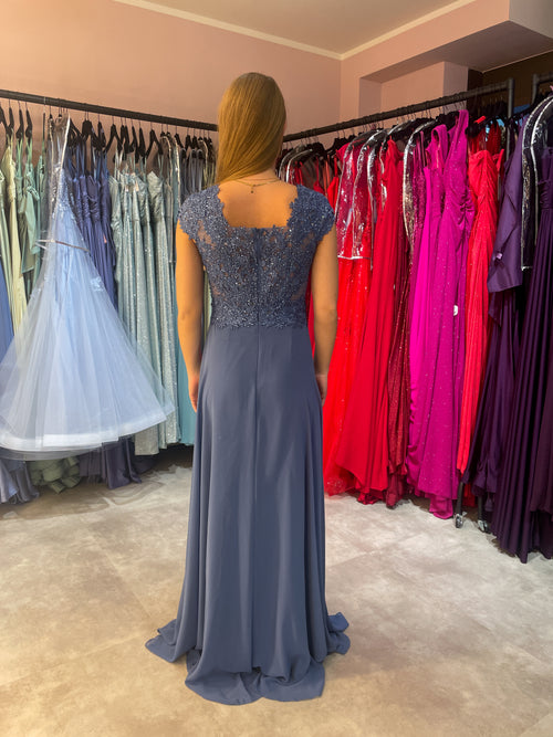 Elegantes Abendkleid für Hochzeitsgast oder Mutter der Braut mit leichtem Tshirtärmel, mit Spitze und kleinen Glitzersteinen verziertes Oberteil und einem A-Linien-Rock in der Rückenansicht.