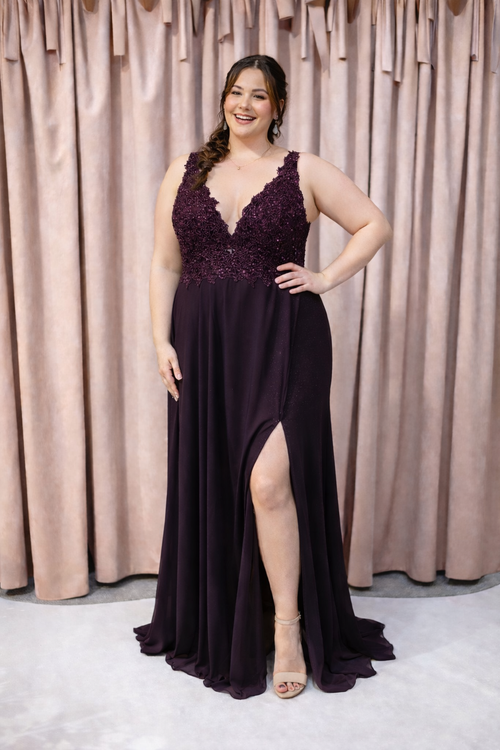 Spitzen Abendkleid in Großer Größe mit V-Ausschnitt und hohem Beinschlitz in Aubergine