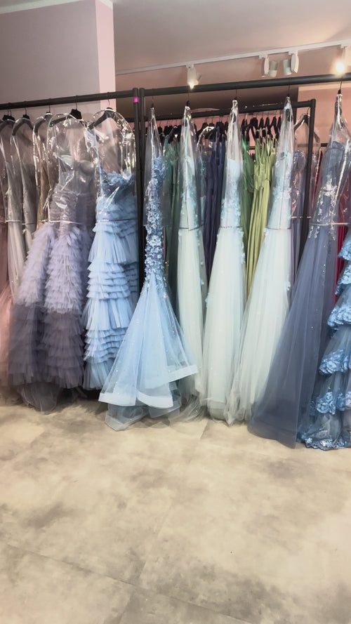 Pompöses Abiballkleid mit Corsagenoberteil, verzierter Spitze und einem Stufenrock, auch Volantrock genant in Hellblau.