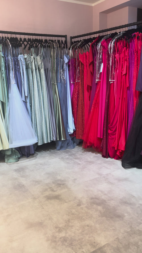 Schlichtes Abendkleid aus Satin in Salbeigrün mit Rückenschnürung und Corsagenoberteil