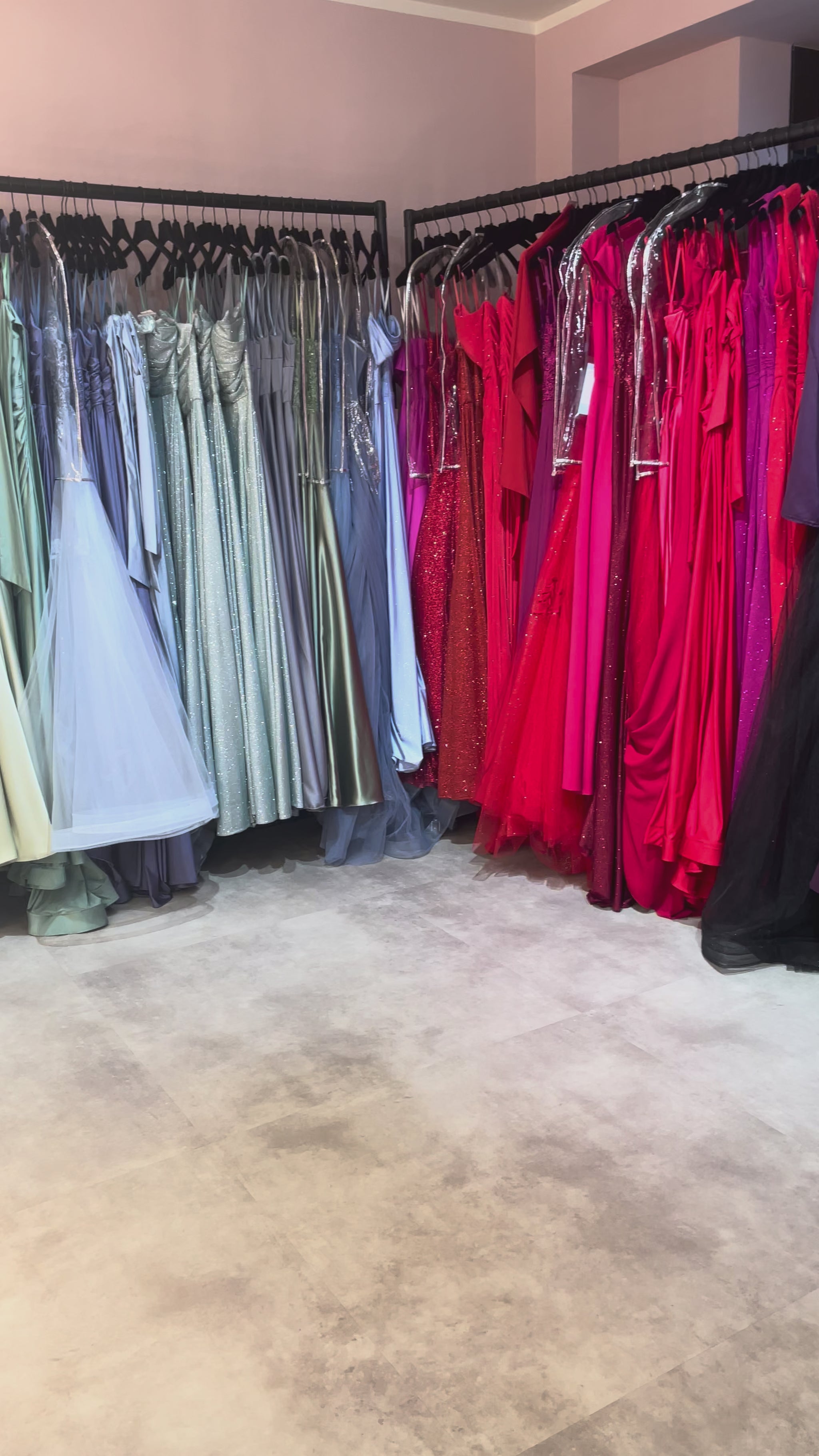 Schlichtes Abendkleid aus Satin in Salbeigrün mit Rückenschnürung und Corsagenoberteil