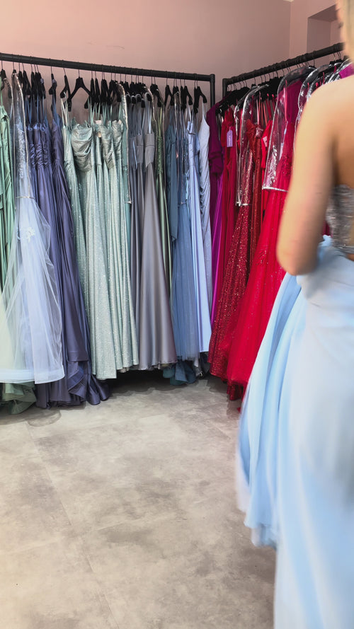 jugendliches Abendkleid für Konfirmation in Babyblau mit glitzerndem Oberteil und geschnürtem Rücken, Rockteil in A-Linie