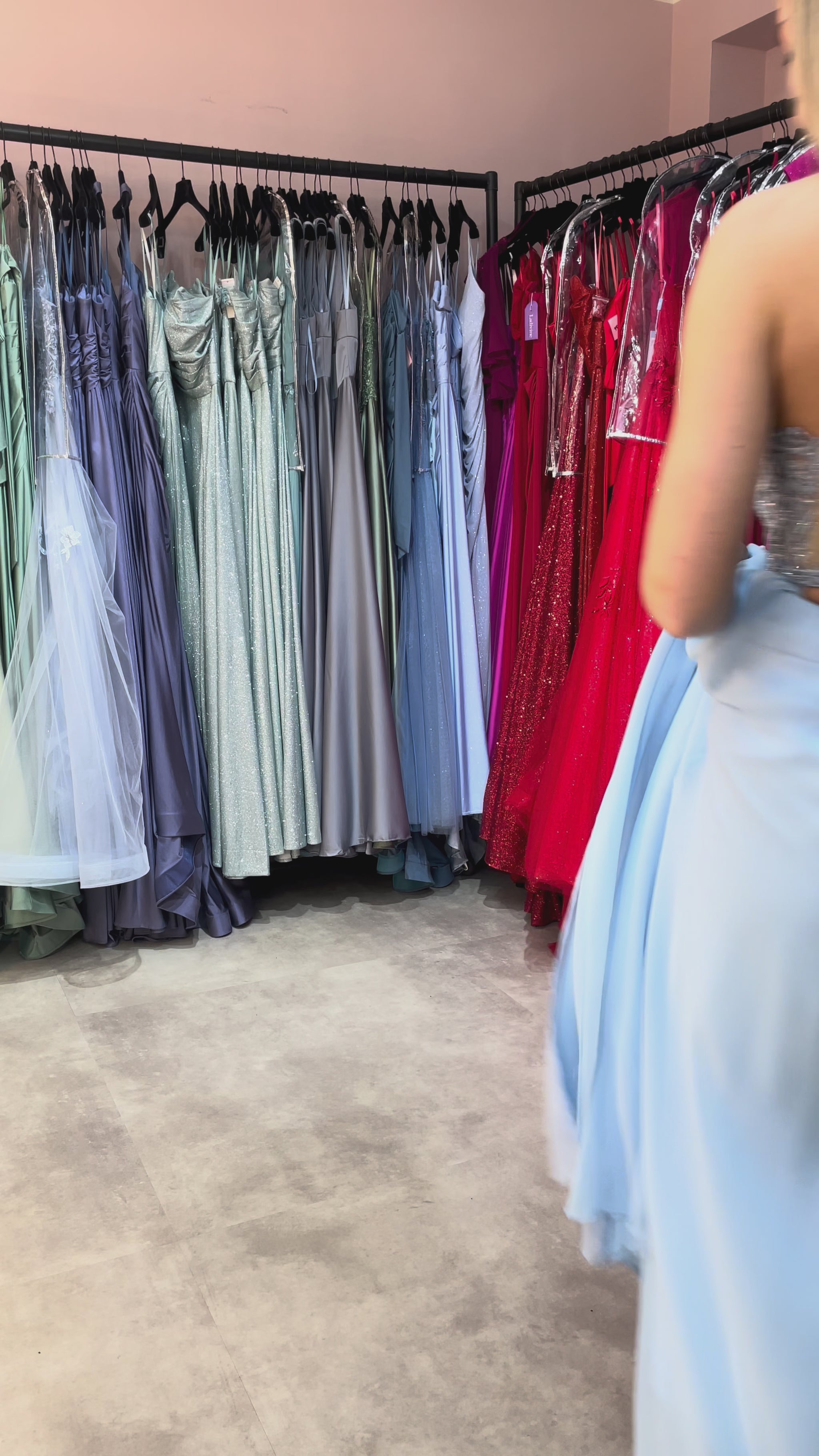 jugendliches Abendkleid für Konfirmation in Babyblau mit glitzerndem Oberteil und geschnürtem Rücken, Rockteil in A-Linie