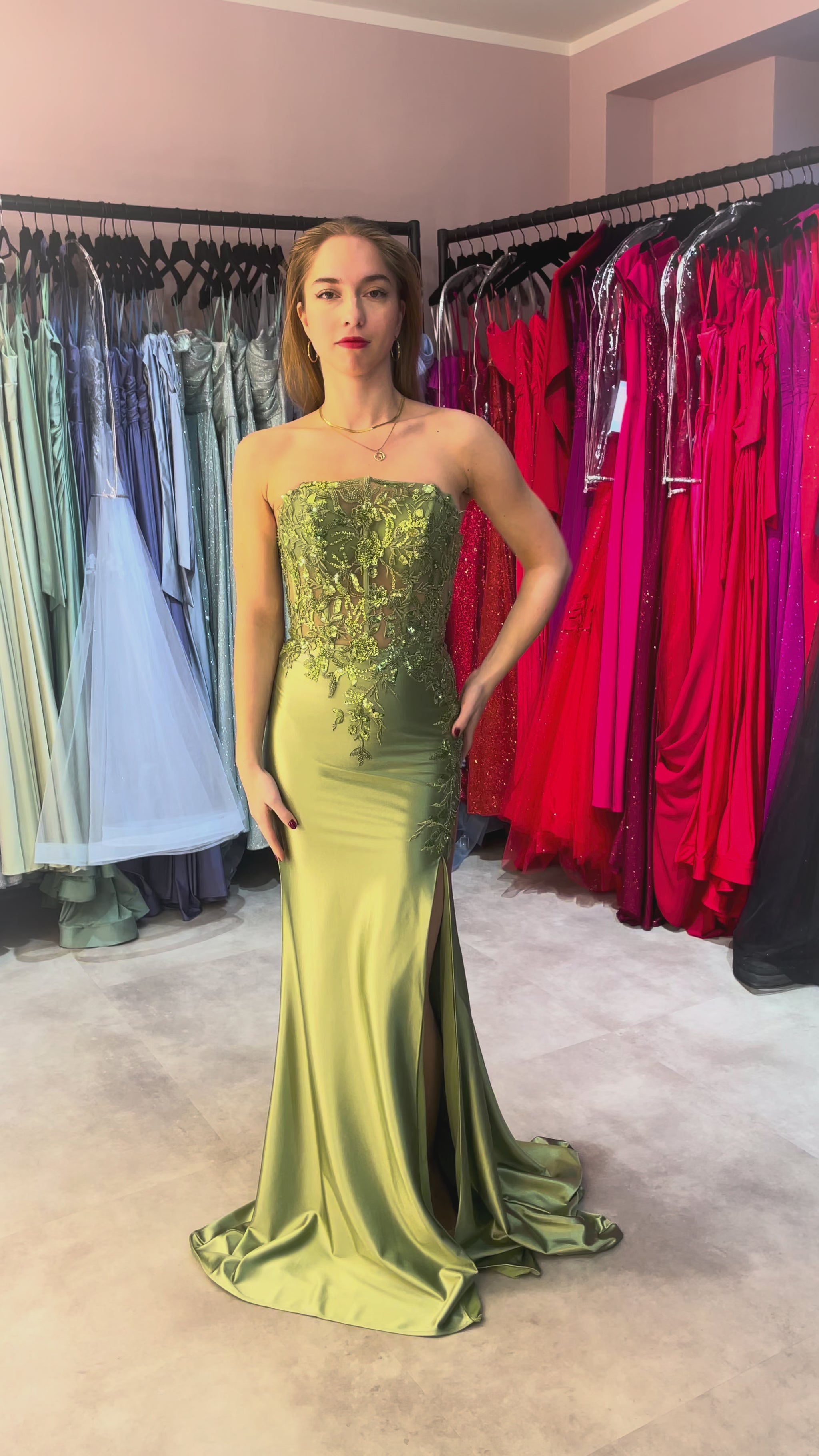 Hellgrünes Abiballkleid aus Satin mit Beinschlitz und Corsage