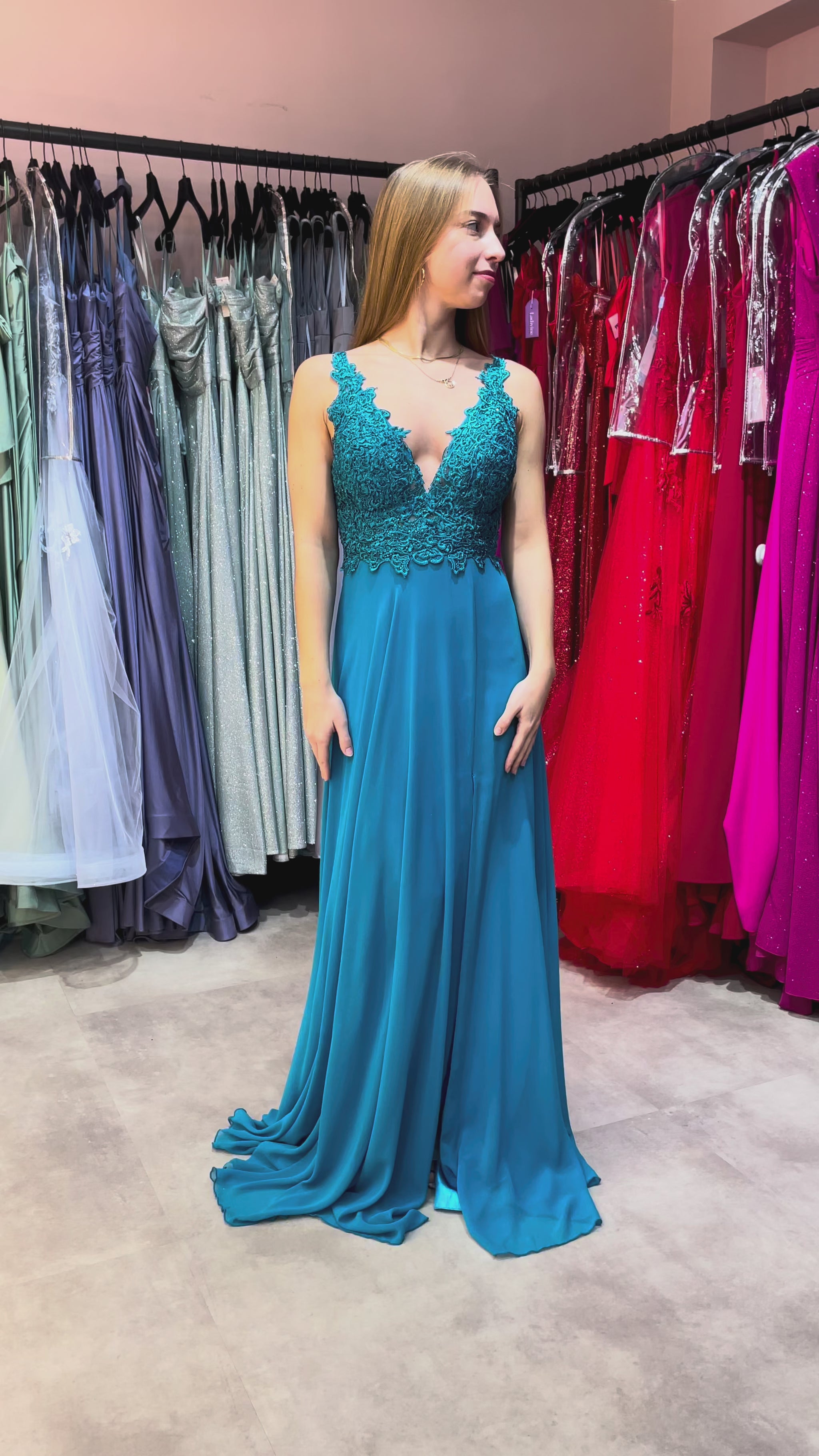 Model trägt luftiges Abendkleid in A-Linie mit Beinschlitz und verziertem Oberteil in einem leuchtenen Türkis