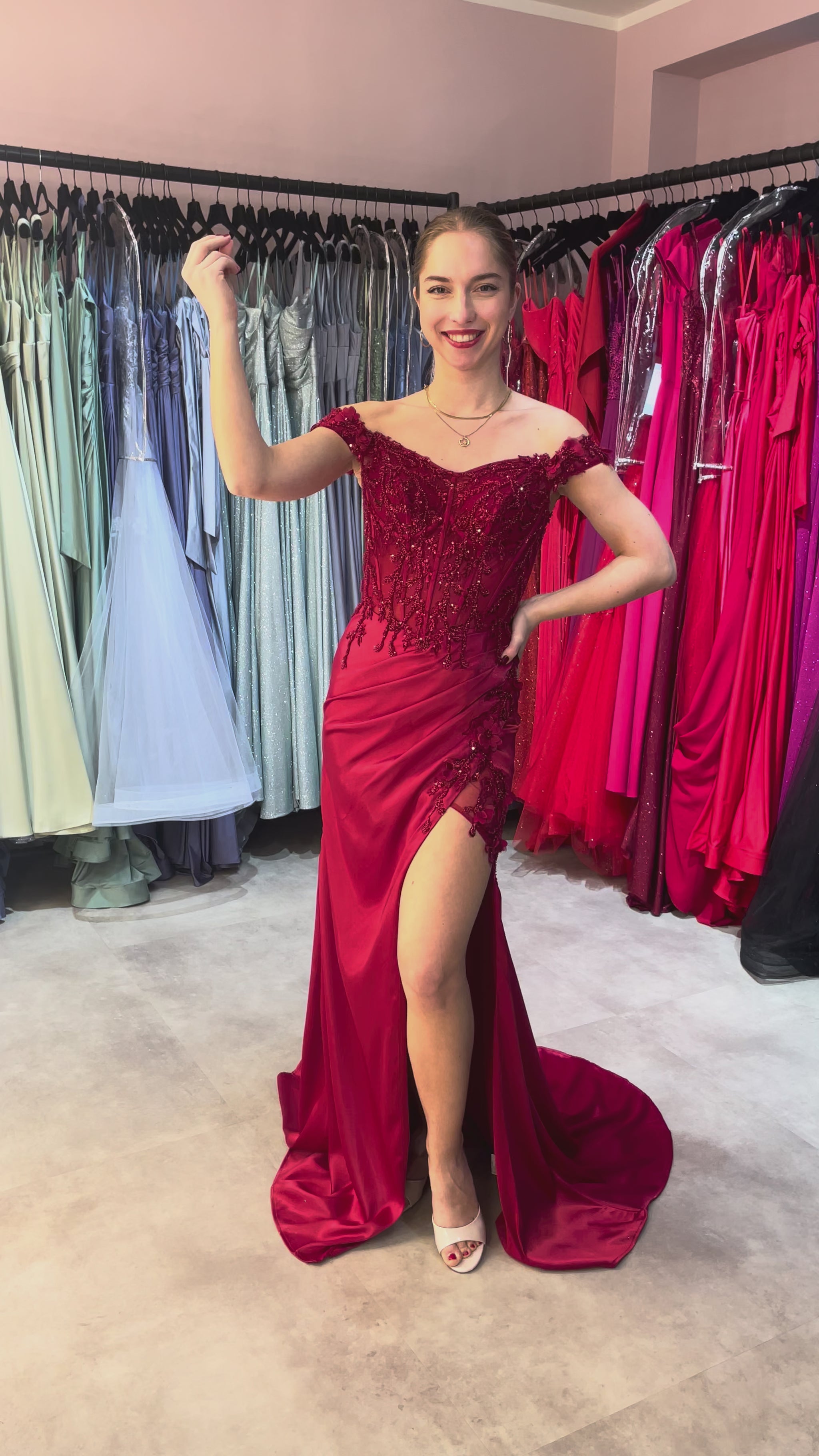 Abiballkleid in Bordeaux mit Carmenausschnitt, Corsagenoberteil und hohem Beinschlitz.