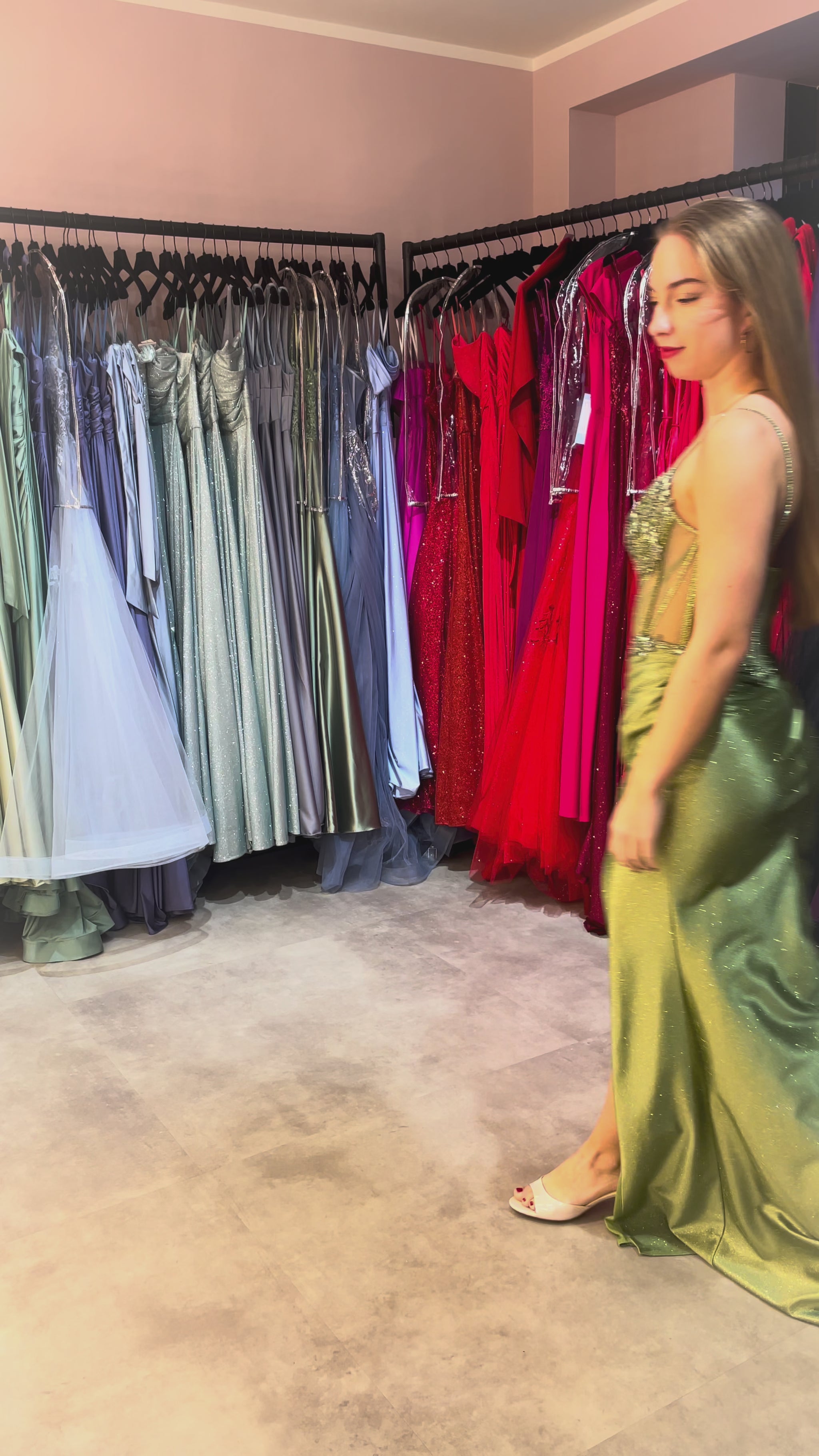 Hellgrünes enganliegendes Abiballkleid aus Satin mit glitzerndem Corsagenoberteil