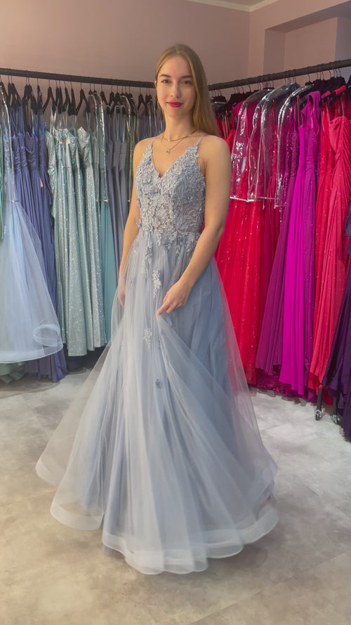 Ein hellblaues Abiballkleid aus Tüll mit schöner Blumenbestickung im Oberteil. 