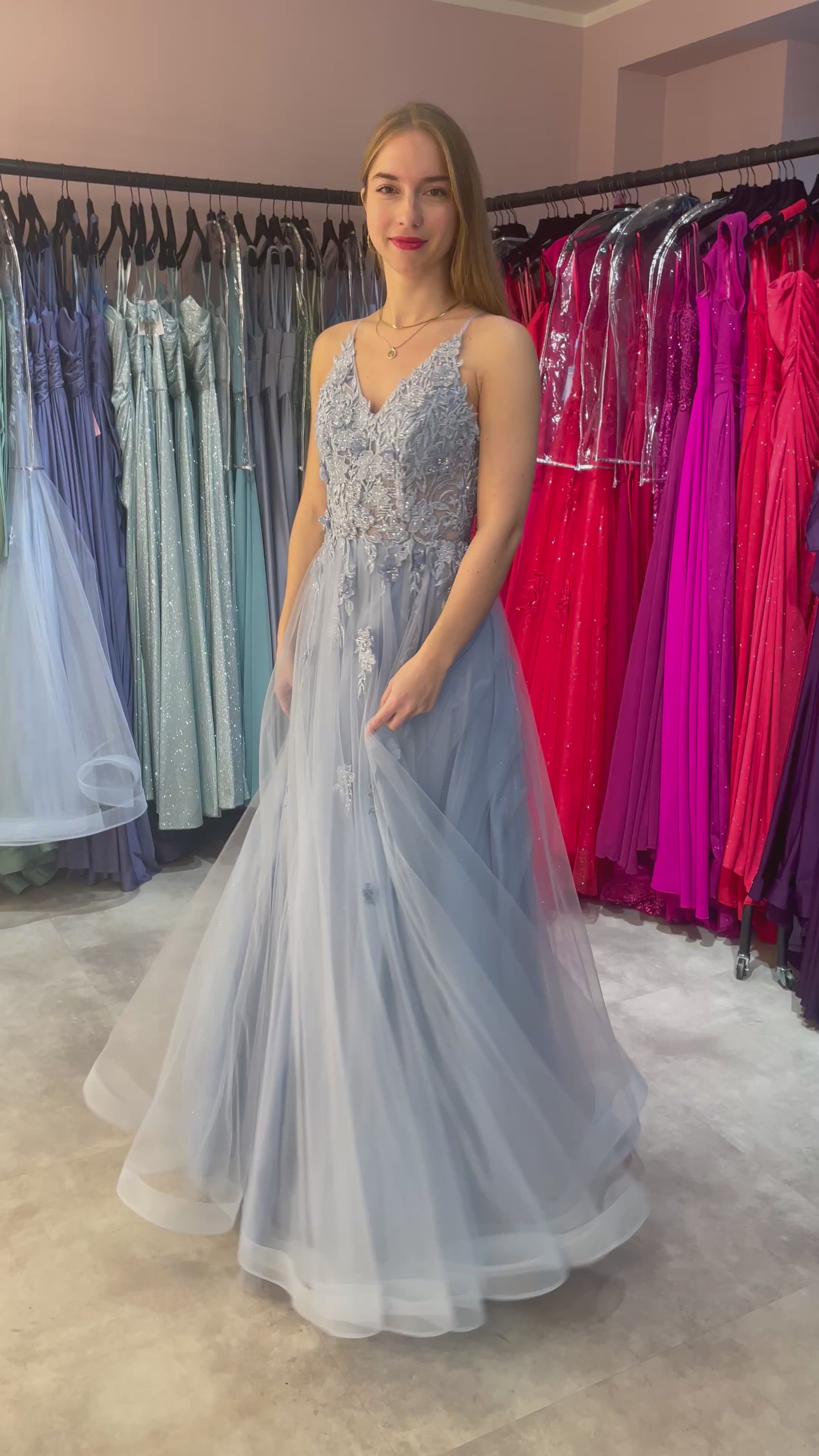 Ein hellblaues Abiballkleid aus Tüll mit schöner Blumenbestickung im Oberteil. 