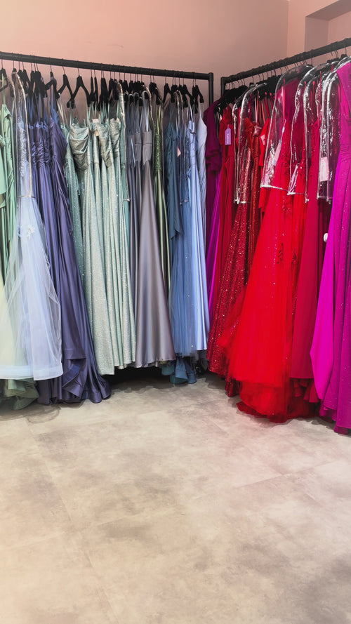 Modell zeigt elegantes Abendkleid in A-Linie mit Beinschlitz und verziertem Oberteil in Aubergine / Dunkellila