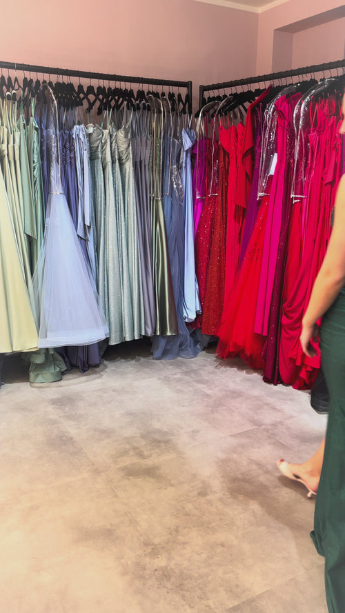 enganliegendes Abiballkleid aus glitzerndem Stoff mit hohem Beinschlitz, verziertem Oberteil und kleiner Schleppe in Dunkelgrün