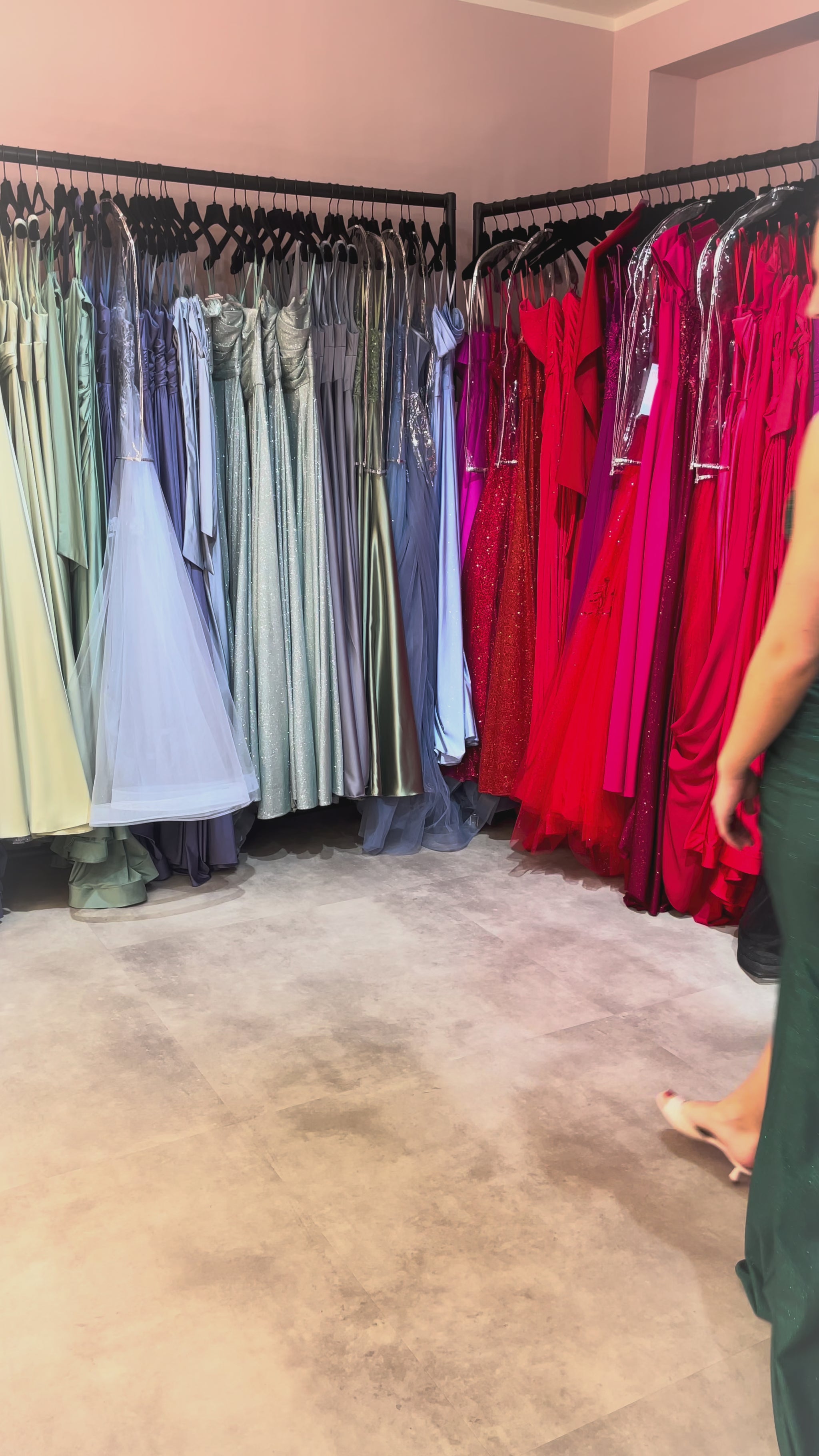 enganliegendes Abiballkleid aus glitzerndem Stoff mit hohem Beinschlitz, verziertem Oberteil und kleiner Schleppe in Dunkelgrün