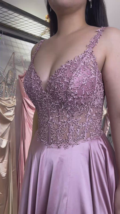 Abiballkleid aus Satin mit Spitzenoberteil, hohem Beinschlitz und seitlichen Taschen in Rosa