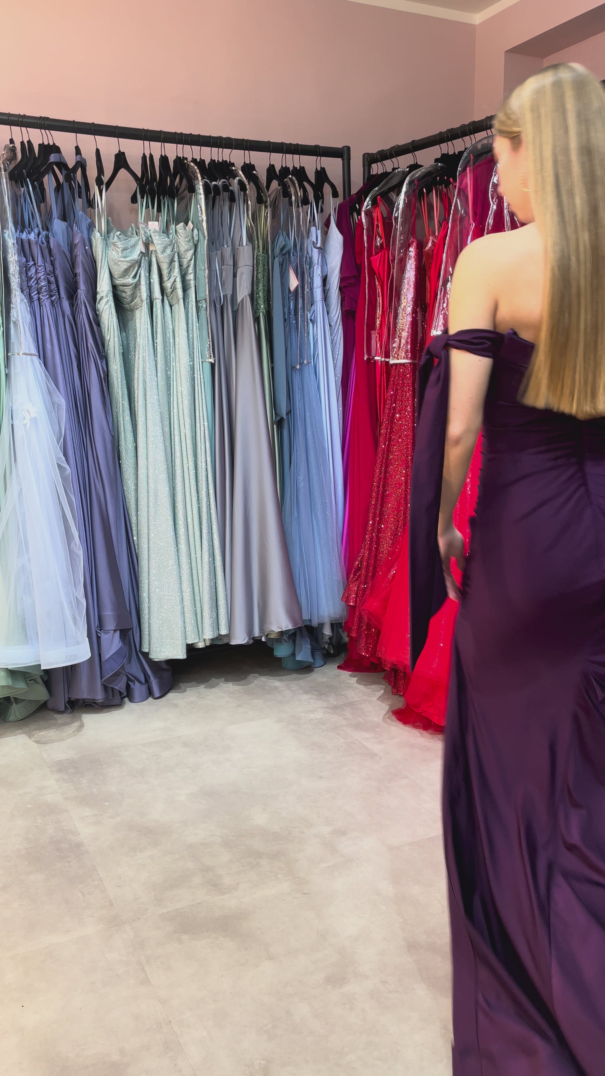 Enganliegendes Neckholder Abiballkleid mit hohem Beinschlitz in Aubergine.