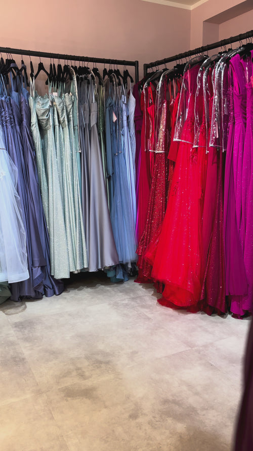 Elegantes Abendkleid mit leichtem Tshirtärmel, mit Spitze und kleinen Glitzersteinen verziertes Oberteil und einem A-Linien-Rock in Aubergine, Dunkles Lila.