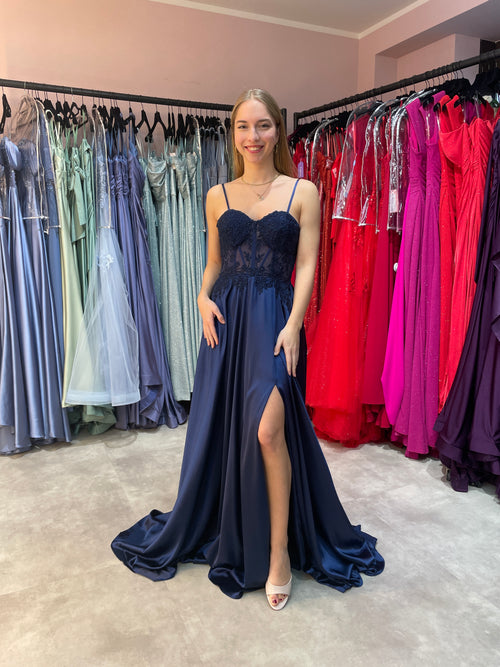 Dunkelblaues Abiballkleid aus fließendem Satinstoff mit Spitzen verziertem Corsagenoberteil und hohem Beinschlitz.
