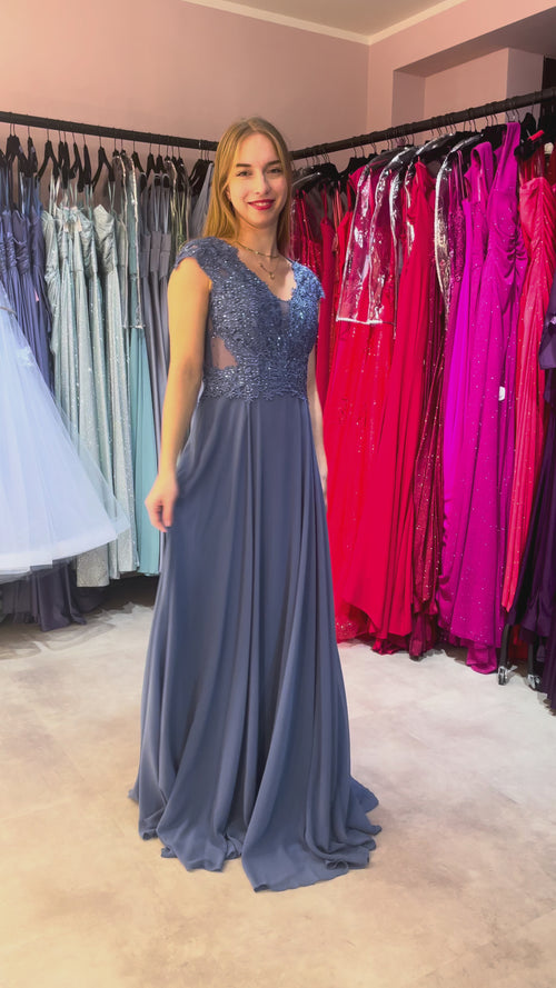 Elegantes Abendkleid für Hochzeitsgast oder Mutter der Braut mit leichtem Tshirtärmel, mit Spitze und kleinen Glitzersteinen verziertes Oberteil und einem A-Linien-Rock in einem gedämpften Denimton.