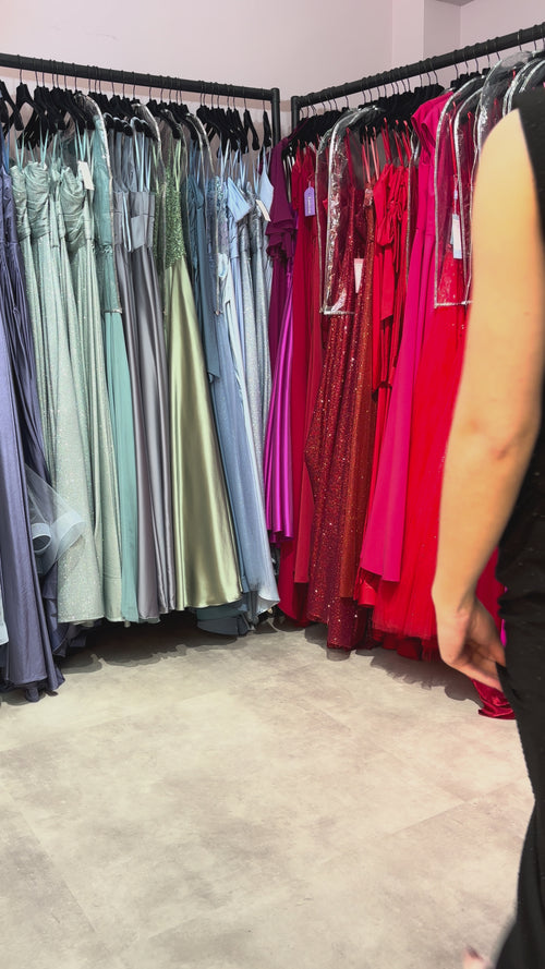 elegantes schwarzes Abendkleid, vorn hochgeschlossen.
