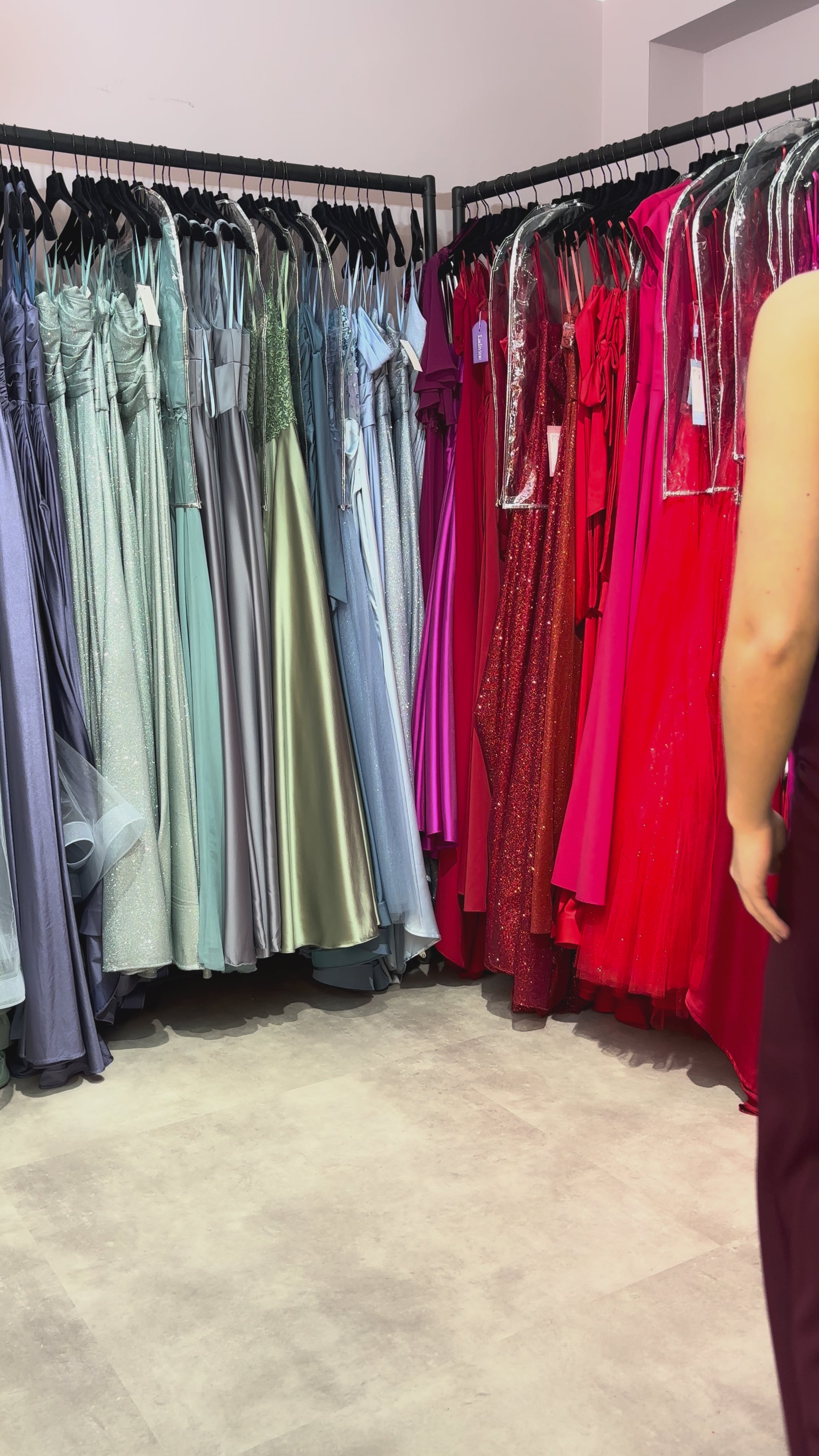 enganliegendes Abiballkleid mit Corsage, Rückenschnürung und einem Beinschlitz in kühlem Bordeauxrot