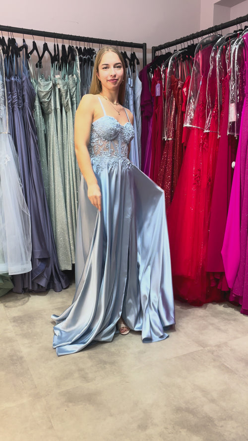 Babyblaues Abiballkleid aus fließendem Satinstoff mit Spitzen verziertem Corsagenoberteil und hohem Beinschlitz.