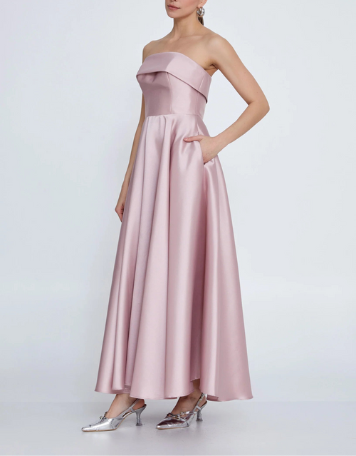 Trägerloses Cocktailkleid mit schwingendem Glockenrock aus festem, leicht glänzendem Satinstoff mit seitlichen Einschubtaschen in rosa