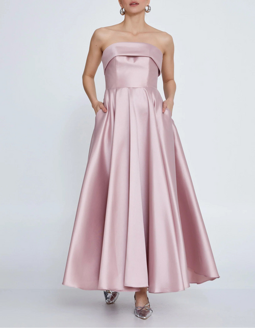 Trägerloses Cocktailkleid mit schwingendem Glockenrock aus festem, leicht glänzendem Satinstoff mit seitlichen Einschubtaschen in Rosa