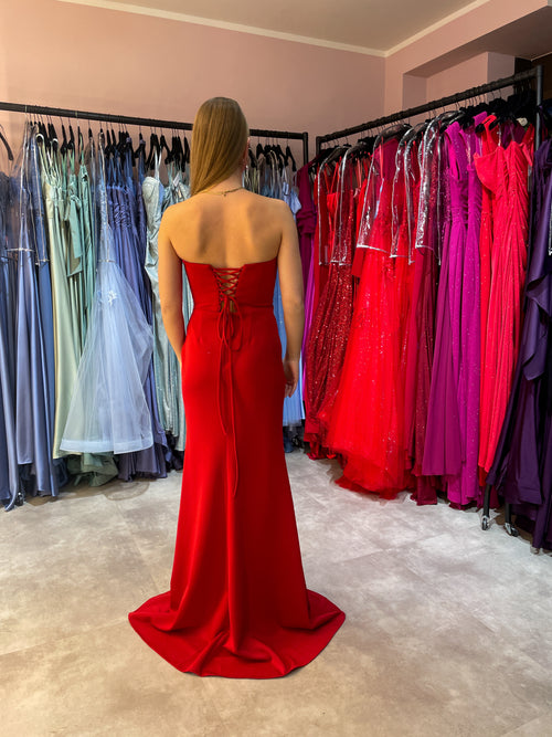 enganliegendes Abiballkleid mit Corsage, Rückenschnürung und einem Beinschlitz in leuchtendem Rot