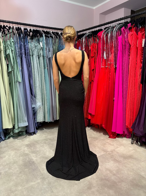 elegantes schwarzes Abendkleid mit tiefem Rückenausschnitt