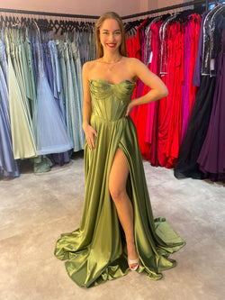 Schlichtes Abendkleid aus Satin in Salbeigrün mit Rückenschnürung und Corsagenoberteil