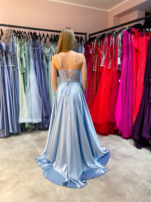 Babyblaues Abiballkleid aus fließendem Satinstoff mit Spitzen verziertem Corsagenoberteil und schöner Rückenschnürung.