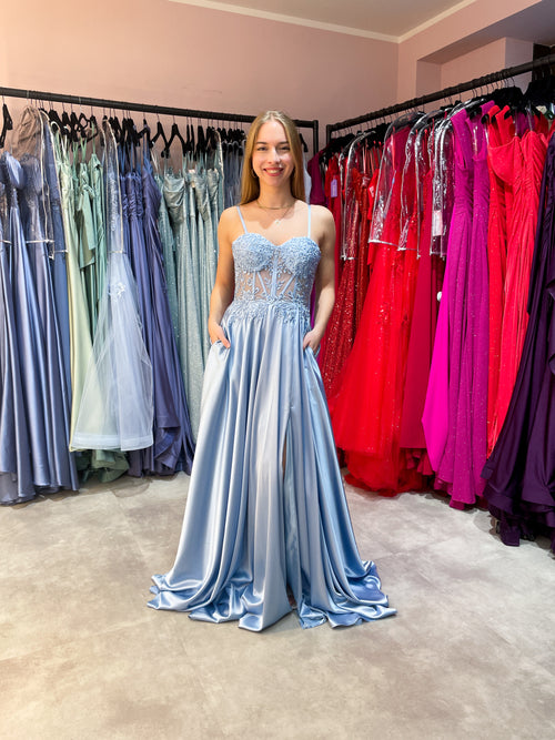 Babyblaues Abiballkleid aus fließendem Satinstoff mit Spitzen verziertem Corsagenoberteil und hohem Beinschlitz.