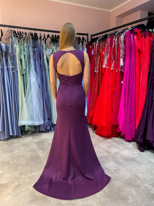 Schlichtes Abendkleid mit hohem Beinschlitz, schönem Rückenausschnitt und tiefem V-Ausschnitt in einem hellem Aubergineton