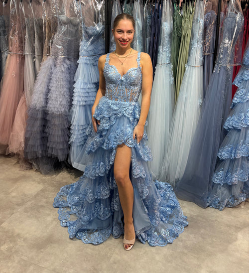 Pompöses Abiballkleid mit Corsagenoberteil, verzierter Spitze und einem Stufenrock, auch Volantrock genant in Hellblau.