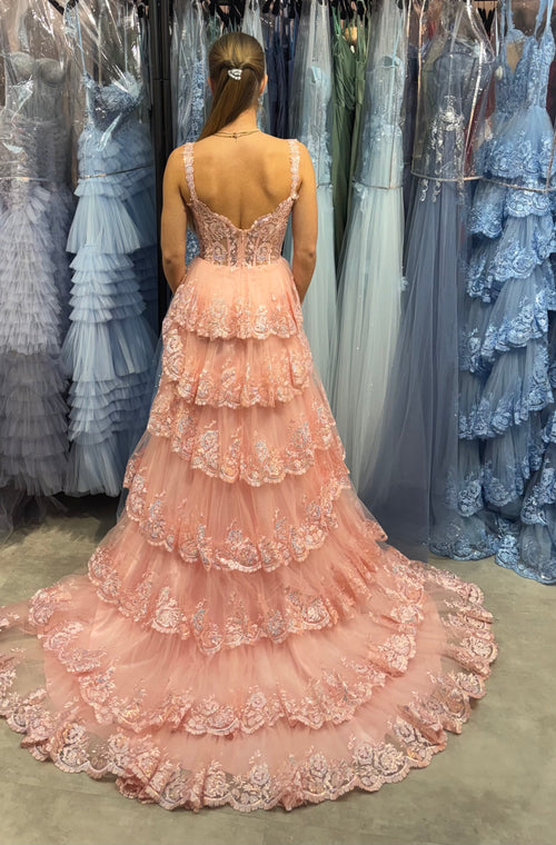 Auffälliges Abiballkleid mit Corsagenoberteil, verzierter Spitze und einem Stufenrock, auch Volantrock genant in Hellrosa.