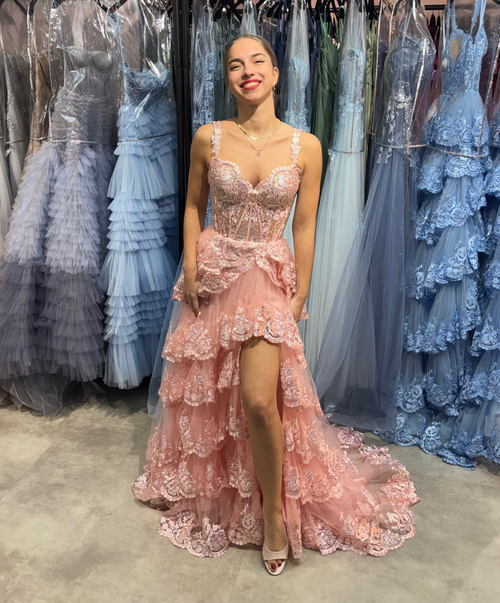 Auffälliges Abiballkleid mit Corsagenoberteil, verzierter Spitze und einem Stufenrock, auch Volantrock genant in Hellrosa.