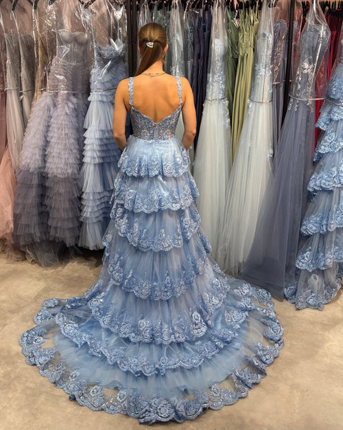 Pompöses Abiballkleid mit Corsagenoberteil, verzierter Spitze und einem Stufenrock, auch Volantrock genant in Hellblau.